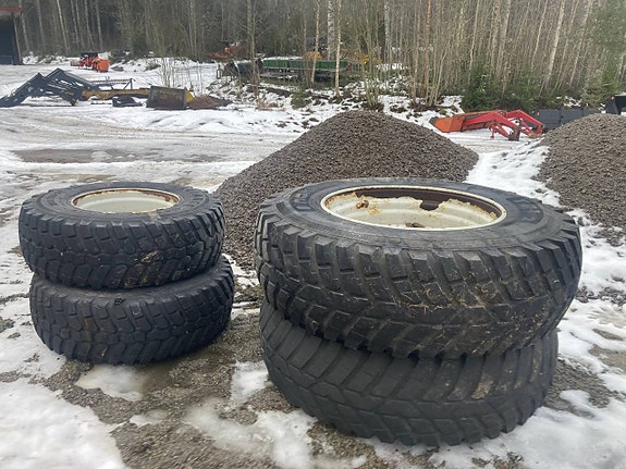 Skogsfälgar med däck till Valtra 6000-serien 34-24 tum