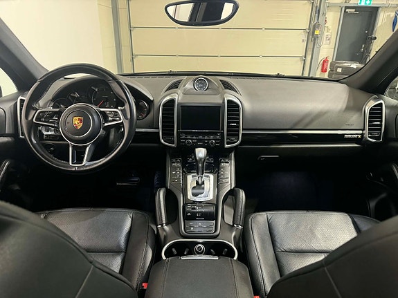 Porsche Cayenne 9 of 19