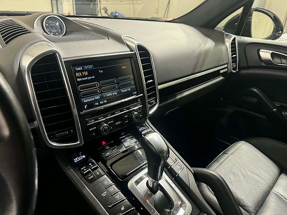 Porsche Cayenne 15 of 19