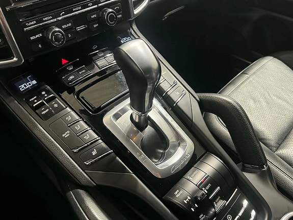 Porsche Cayenne 16 of 19