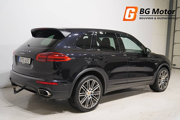 Porsche Cayenne 4 of 5