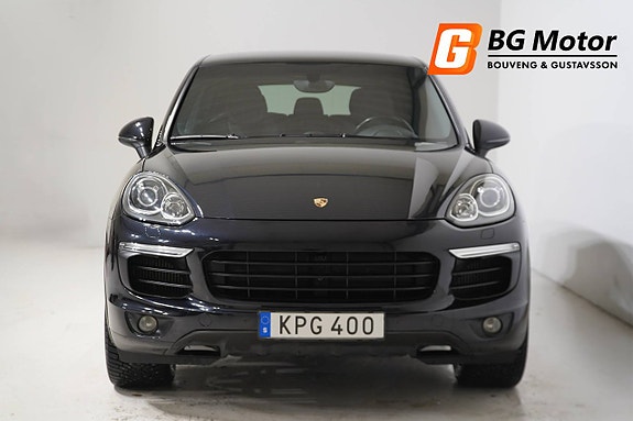 Porsche Cayenne 2 of 5