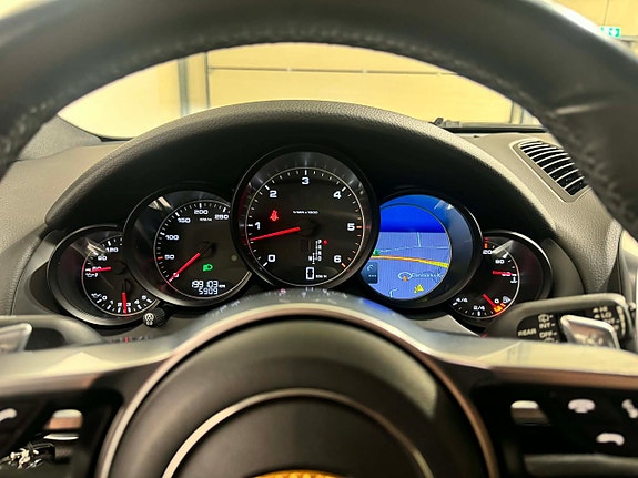 Porsche Cayenne 11 of 19
