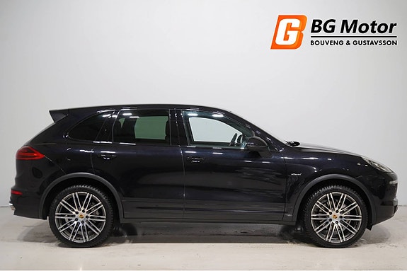 Porsche Cayenne 3 of 5