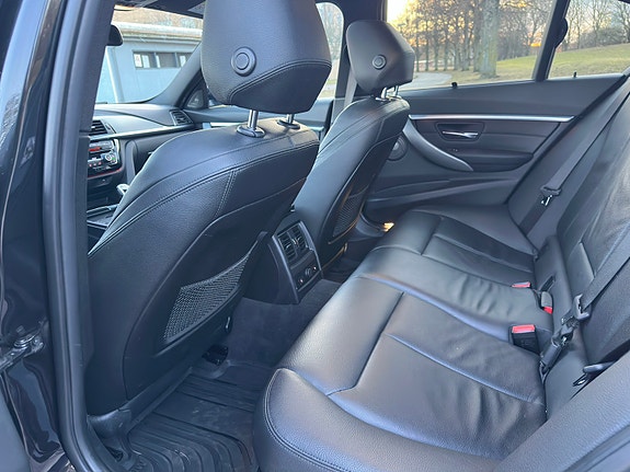 BMW 330i 7 of 9