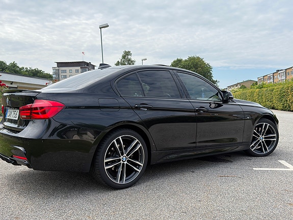 BMW 330i 3 of 9