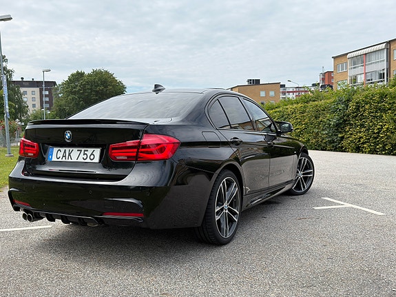 BMW 330i 2 of 9