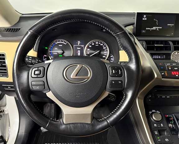 Lexus NX300h 12 of 22