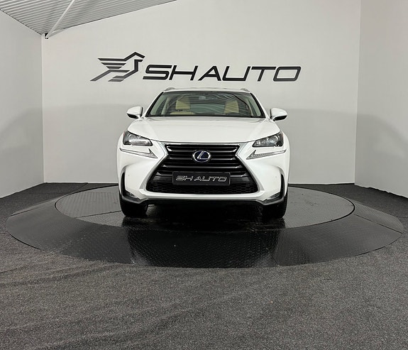 Lexus NX300h 2 of 22