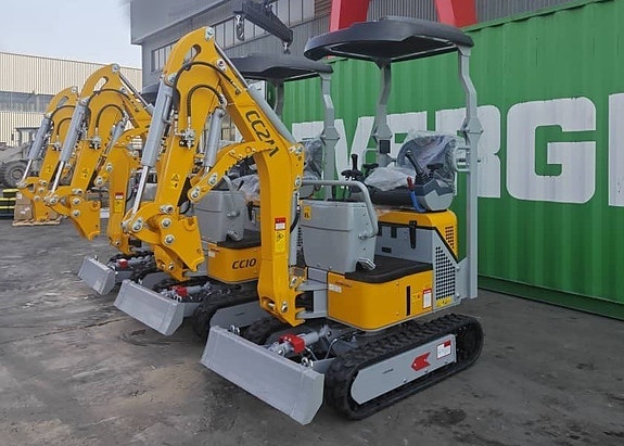 CC2M CC12 minigrävare,3cyl Yanmar,S30, joystick & bomsväng 2 of 9