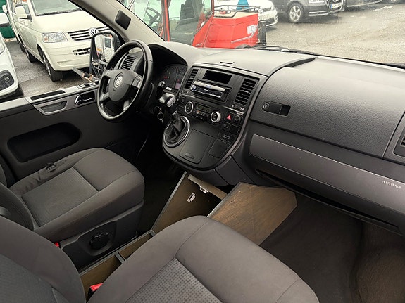 Volkswagen Multivan 6 of 9
