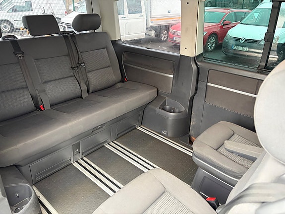 Volkswagen Multivan 8 of 9