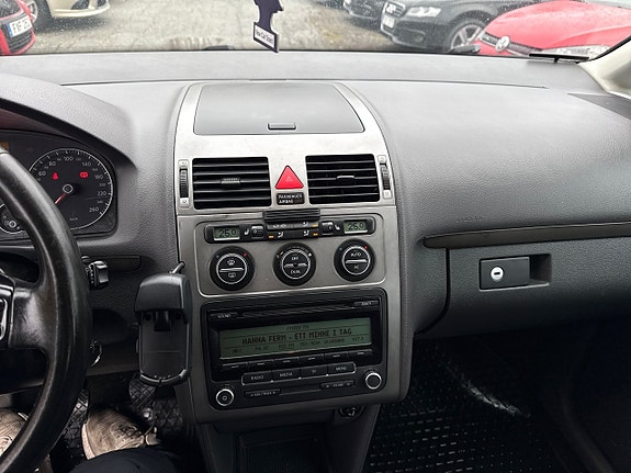 Volkswagen Touran 10 of 21