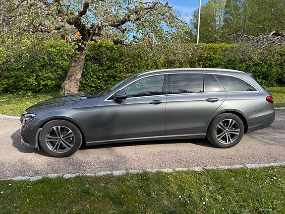 Mercedes-Benz E220 2 of 5
