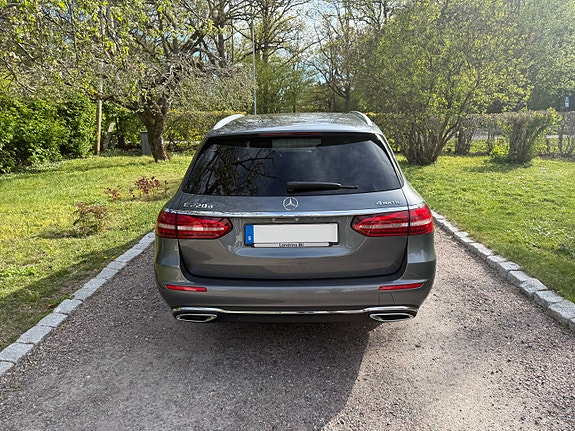 Mercedes-Benz E220 4 of 5