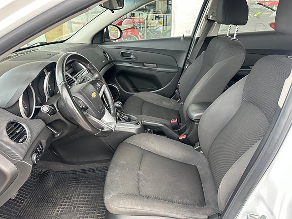 Chevrolet Cruze 15 of 18