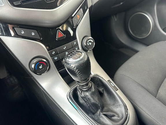 Chevrolet Cruze 13 of 18