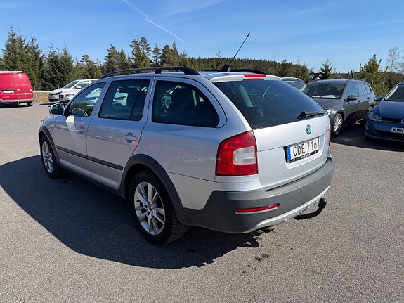Skoda Octavia Scout 3 of 5