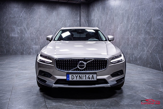 Volvo V90 Cross Country 2 of 5