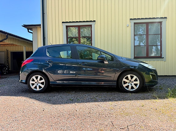 Peugeot 308 2 of 5