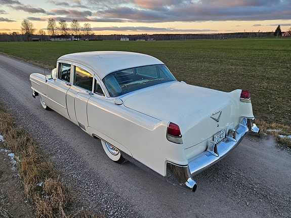 Cadillac Fleetwood 2 of 16