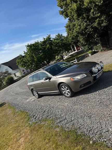 Volvo V70 3 of 7