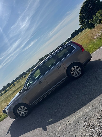 Volvo V70 2 of 7