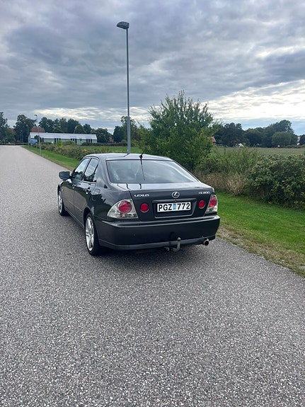 Lexus IS200 3 of 9