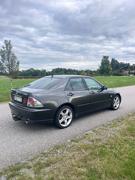 Lexus IS200 4 of 9