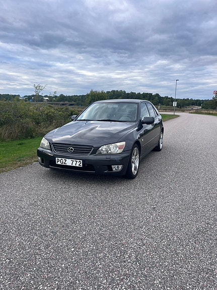 Lexus IS200 2 of 9