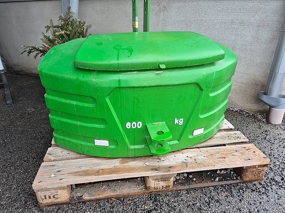 Frontvikt 600kg med verktygslåda