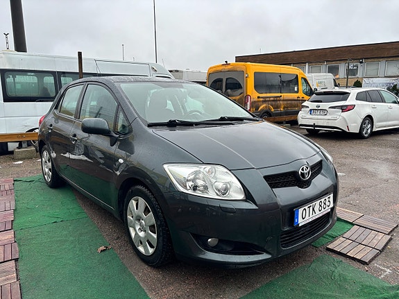 Toyota Auris 2 of 5