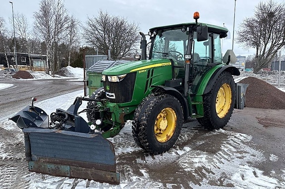 John Deere 5085 M, Inkl Vikplog och Sandspridare