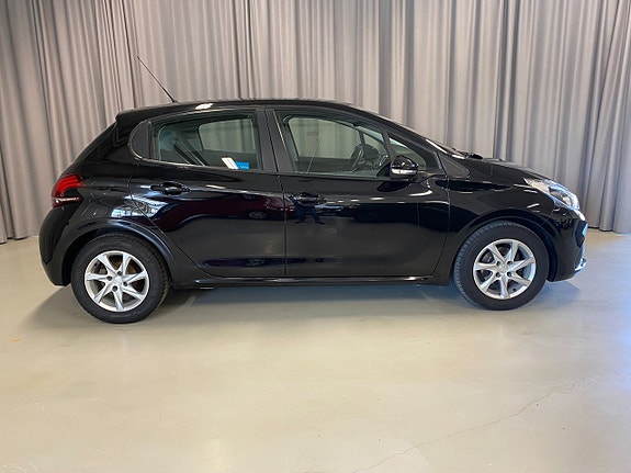 Peugeot 208 3 of 17