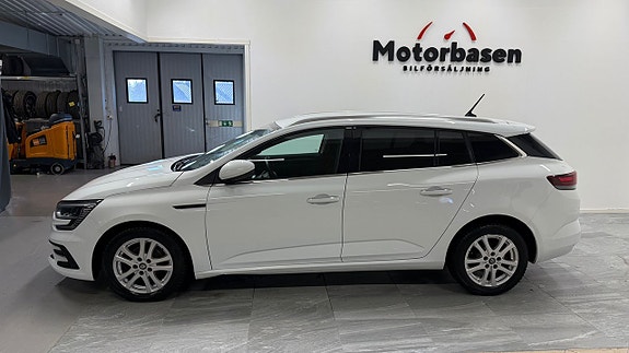 Renault Megane IV 2 of 5