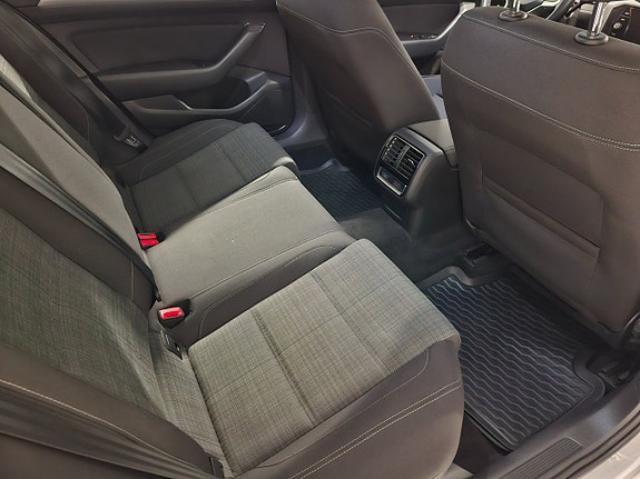Volkswagen Passat 12 of 13