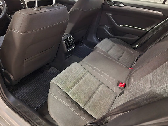 Volkswagen Passat 11 of 13