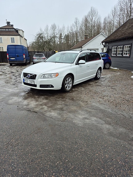 Volvo V70 2 of 5