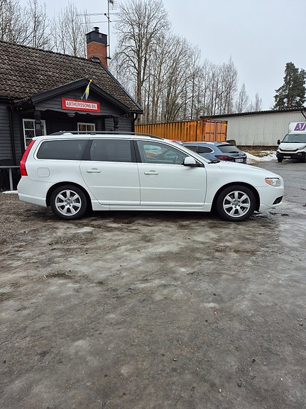 Volvo V70 3 of 5