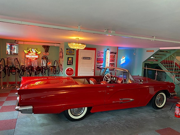Ford Thunderbird 9 of 17