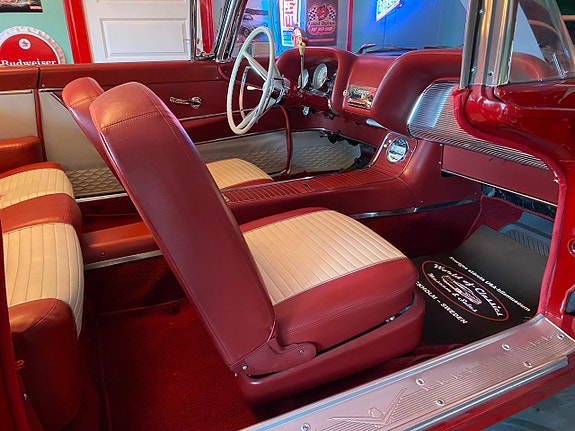 Ford Thunderbird 10 of 17