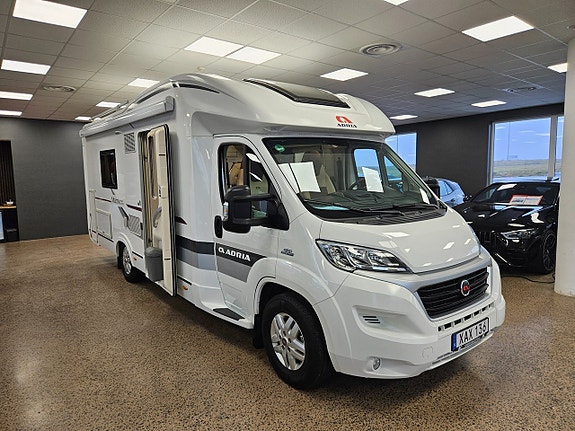 ADRIA MOBIL Matrix 670 SLT 5 bälten / Långbäddar / Taksäng / Sv-Såld / 4250kg