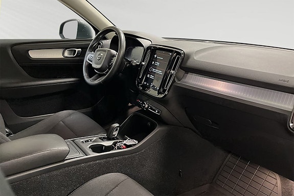Volvo XC40 6 of 8