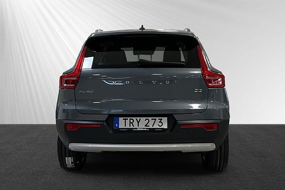 Volvo XC40 2 of 8