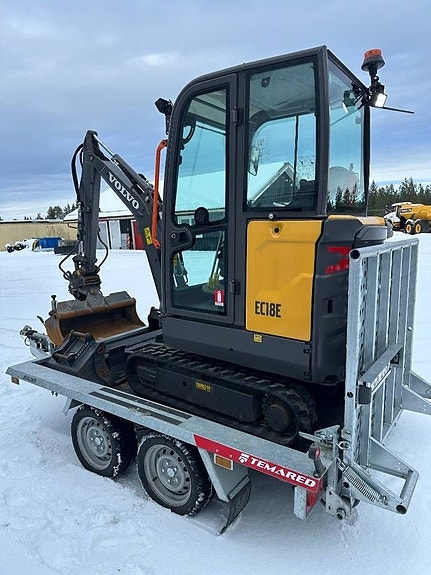 Volvo EC18E minigrävare på trailer skopor EC18 E