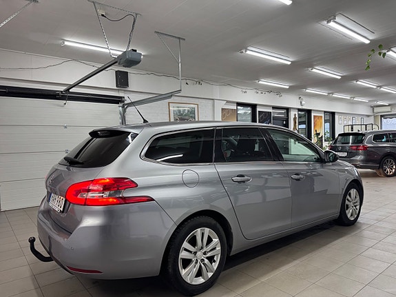 Peugeot 308 4 of 5