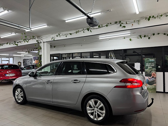 Peugeot 308 2 of 5