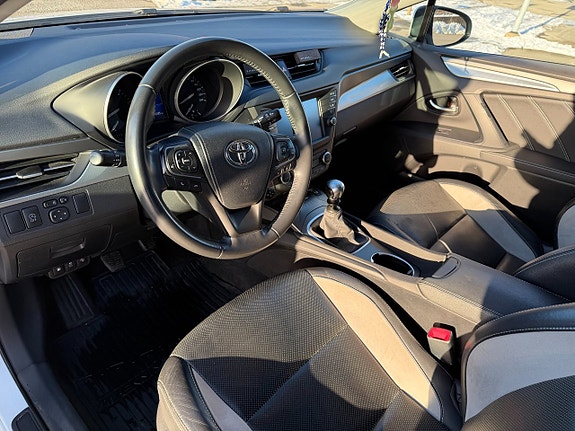 Toyota Avensis 8 of 13