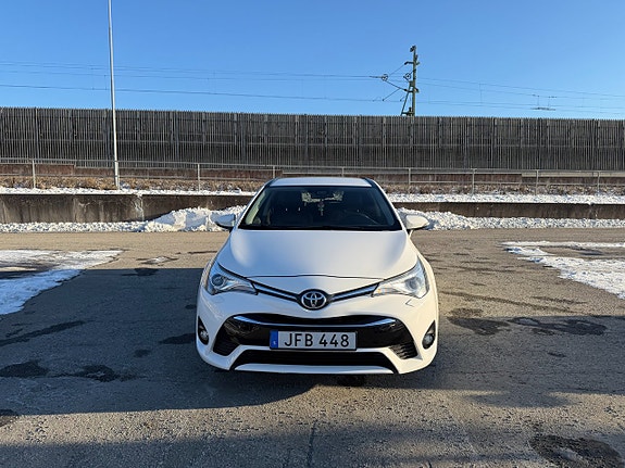 Toyota Avensis 2 of 5