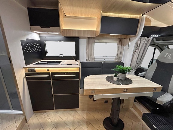 Challenger 318 Graphite Edition 165hk AUTOMAT QUEENBED Face-to-Face Adaptiv Farthållare 5 of 30